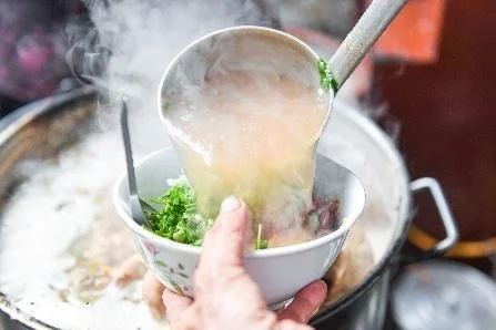 Quán phở 4 đời ở Hà Nội: Nước dùng "đục ngầu", khách xếp hàng chờ ăn | Báo  Dân trí