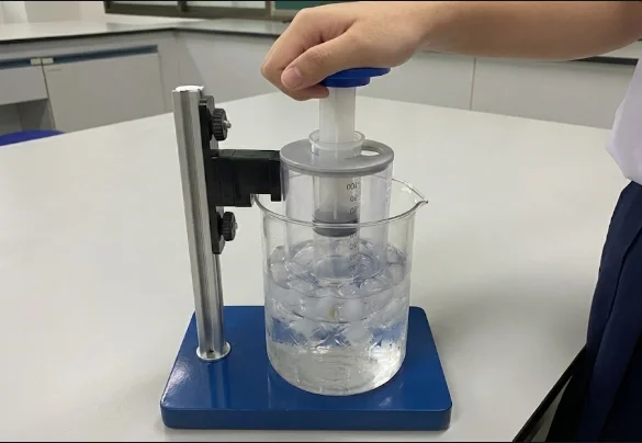 A hand holding a measuring cup

AI-generated content may be incorrect.